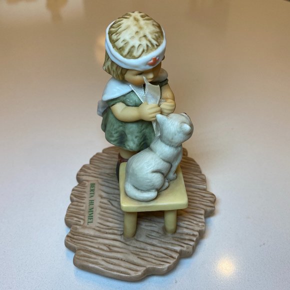 Vintage 1996 Goebel Berta Hummel Vet Figurine "Tender Loving Care" BH 25 - Picture 3 of 5